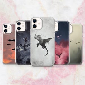 Könnte beinhalten: Fünf transparente Handyhüllen mit Drachendarstellungen. Die Hüllen zeigen verschiedene Drachendesigns vor Hintergründen mit Wolkenhimmeln in Rosa, Blau und Grau. Die Drachen sind in Schwarz dargestellt.