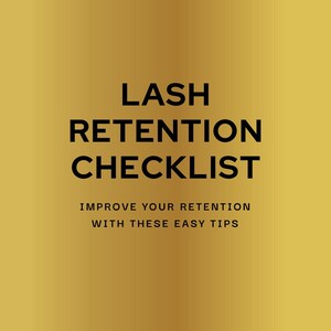 Peut inclure: Fond doré avec texte noir. Le texte principal est « LASH RETENTION CHECKLIST ». En dessous, on lit « IMPROVE YOUR RETENTION WITH THESE EASY TIPS ».