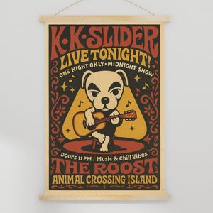 以下が含まれることがあります： 赤と黄色の「K.K. Slider Live Tonight!」の文字が入った木製ポスター。ポスターにはギターを弾く漫画の犬が描かれています。ポスターの下部には「The Roost Animal Crossing Island」と書かれています。