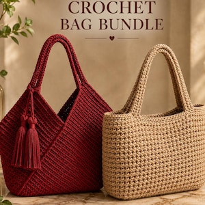 Peut inclure: Deux sacs au crochet sont présentés. L'un est rouge foncé avec un design géométrique et des glands. L'autre est beige neutre avec une forme simple et arrondie. Le texte "CROCHET BAG BUNDLE" est en haut de l'image.