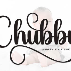Peut inclure: Police d'écriture noire "Chubby" avec un fioriture décorative et les mots "Modern Style Font" en dessous. Une image floue d'un bébé est en arrière-plan, avec un fond blanc.