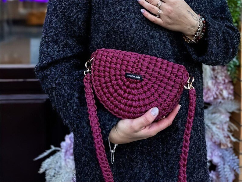 Easy Crochet Bag Pattern & Handmade Bags, Crochet Half Moon Bag Pattern ...