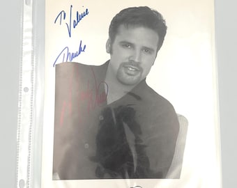 Fotografía promocional de 8x10 pulgadas firmada por Mark Wills para Mercury Records, junto con una entrada para un concierto.
