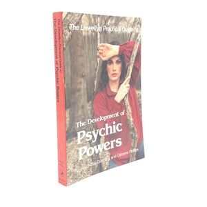 K&ouml;nnte beinhalten: Ein Taschenbuch mit dem Titel "The Llewellyn Practical Guide to The Development of Psychic Powers" von Melita Denning und Osborne Phillips. Das Cover zeigt eine Frau in einem roten Hemd. Der Buchr&uuml;cken ist rot mit wei&szlig;em Text.