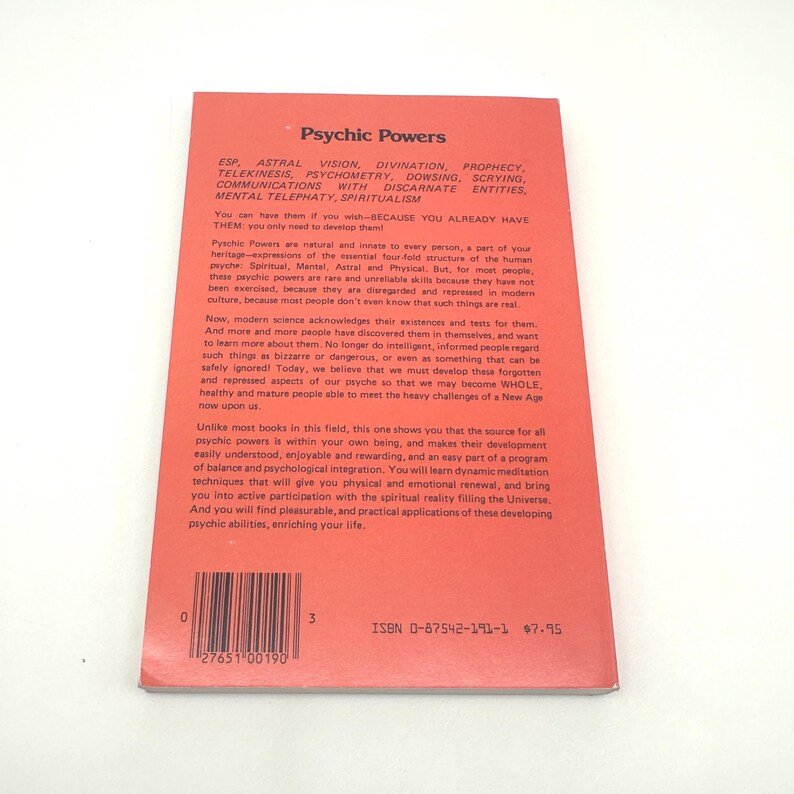 K&ouml;nnte beinhalten: Ein Vintage-Taschenbuch mit dem Titel "Psychic Powers" mit rotem Einband. Das Cover zeigt eine Liste psychischer F&auml;higkeiten und Text. Das Buch hat einen Barcode und die ISBN 0-87542-191-1.