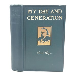 Pode incluir: Um livro de capa dura verde escuro intitulado "MY DAY AND GENERATION" com letras douradas e um retrato de um homem. O nome do autor, Clark E. Carr, está na lombada.