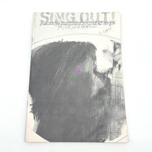 Könnte beinhalten: Ein Vintage-Exemplar des Magazins "Sing Out!". Das Cover zeigt eine Schwarz-Weiß-Illustration eines Gesichts. Der Titel des Magazins steht in großen, fetten Buchstaben oben. Der Text enthält "The Incredible String Band" und "The Folk Song Magazine."