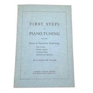 Könnte beinhalten: Ein Vintage-Buch mit dem Titel "FIRST STEPS in PIANO TUNING" von Lawrence M. Nalder. Das Cover ist hellblau mit schwarzem Text. Das Buch listet Essays über die Klaviertechnologie auf, einschließlich Feinstimmung und Outdoor-Arbeit. Veröffentlicht von Musical Opinion in London.