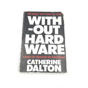 Puede incluir: Un libro de bolsillo titulado Without Hardware: Cases of Treason in Australia de Catherine Dalton. La portada presenta un fondo negro con texto blanco en negrita y detalles en rojo, incluida la frase The Book They Tried To Stop arriba.