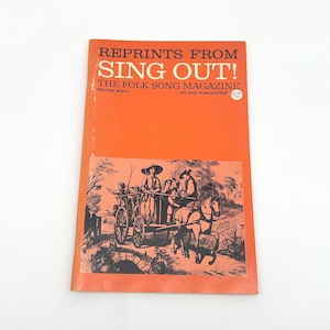 Könnte beinhalten: Ein orangefarbenes Vintage-Magazin mit dem Titel "REPRINTS FROM SING OUT! THE FOLK SONG MAGAZINE." Das Cover zeigt eine Schwarz-Weiß-Illustration eines Pferdegespanns mit Personen. Das Magazin ist eine Oak-Publikation.
