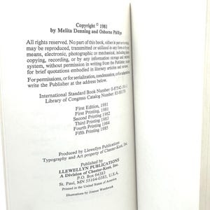 K&ouml;nnte beinhalten: Offene Buchseite mit Text. Copyright 1981 von Melita Denning und Osborne Phillips. Enth&auml;lt Informationen zu Vervielf&auml;ltigungsrechten, ISBN, Library of Congress-Nummer und Druckdetails.