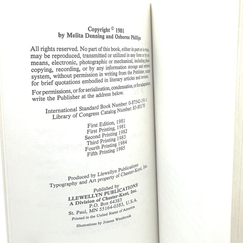 K&ouml;nnte beinhalten: Offene Buchseite mit Text. Copyright 1981 von Melita Denning und Osborne Phillips. Enth&auml;lt Informationen zu Vervielf&auml;ltigungsrechten, ISBN, Library of Congress-Nummer und Druckdetails.