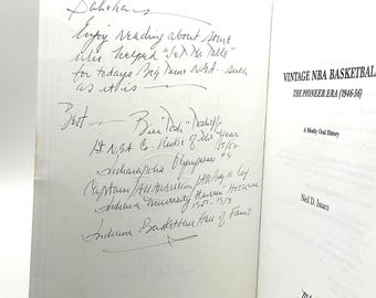 Assinado por Bill Tosheff. Livro vintage sobre basquete da NBA, da era pioneira de 1946 a 1956.