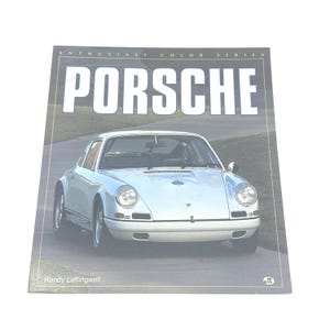 Puede incluir: Una tabla de cortar de madera hecha a mano con vetas naturales. La tabla es rectangular con un asa redondeada y mide aproximadamente 45 cm de largo y 30 cm de ancho.