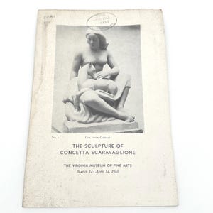 以下が含まれることがあります： コンチェッタ・スカラヴァリオーネによる「ガゼルを持つ少女」というタイトルの彫刻の白黒写真。彫刻は、ガゼルを膝に乗せて座っている女性を描いています。彫刻はバージニア美術館に展示されています。ページには「The Sculpture of Concetta Scaravaglione」というテキストが印刷されています。ページには「The Virginia Museum of Fine Arts」というテキストが印刷されています。ページには「March 14-April 14, 1941」というテキストが印刷されています。