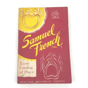 Può includere: Catalogo di opere teatrali vintage "Samuel French inc.". La copertina è rosso scuro con accenti gialli, con il nome dell'azienda in corsivo. Il catalogo include il testo "Basic Catalog of Plays" e le località "New York, Hollywood, Toronto."