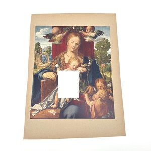 以下が含まれることがあります： ルネサンス様式の絵画のプリントで、女性と子供がケルビムに囲まれています。女性は濃い青色のローブと金のネックレスを身に着けています。背景には赤いカーテンと建築遺跡のある風景が描かれています。