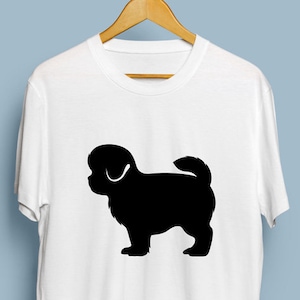Può includere: Maglietta bianca con una silhouette nera di un cane Shih Tzu.