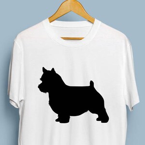 以下が含まれることがあります： ノウィッチテリアの黒いシルエットがプリントされた白いTシャツ