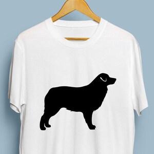 Puede incluir: Camiseta blanca con una silueta negra de un perro pastor australiano.