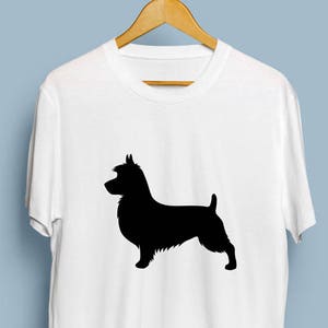 Puede incluir: Camiseta blanca con una silueta negra de un perro Norfolk Terrier.