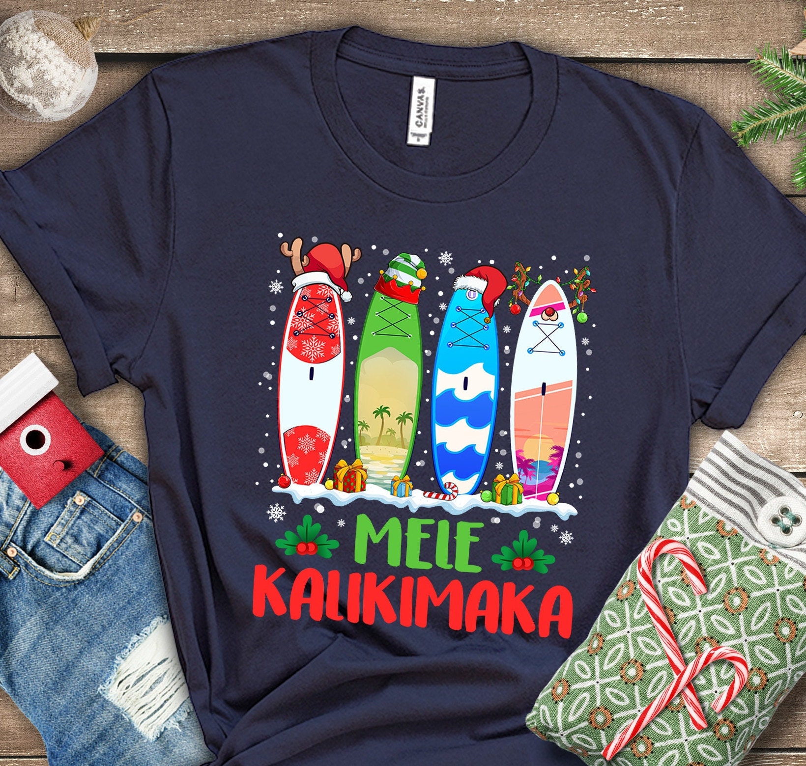 Discover Surfboard Kalikimaka Weihnachts, Surfboard Santa Hut T-Shirt