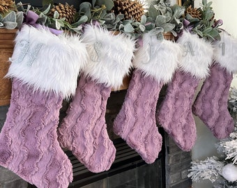 Bas de Noël mauve brumeux, bas de Noël aux baies, bas de Noël personnalisé, bas de Noël initial scintillant, décor de Noël violet