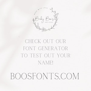 Op de afbeelding: Witte achtergrond met tekst en een bloemenontwerp. De tekst luidt "CHECK OUT OUR FONT GENERATOR TO TEST OUT YOUR NAME!" en "BOOSFONTS.COM". Een cirkelvormig bloemenontwerp met de woorden "Baby Boos Designs" staat bovenaan.