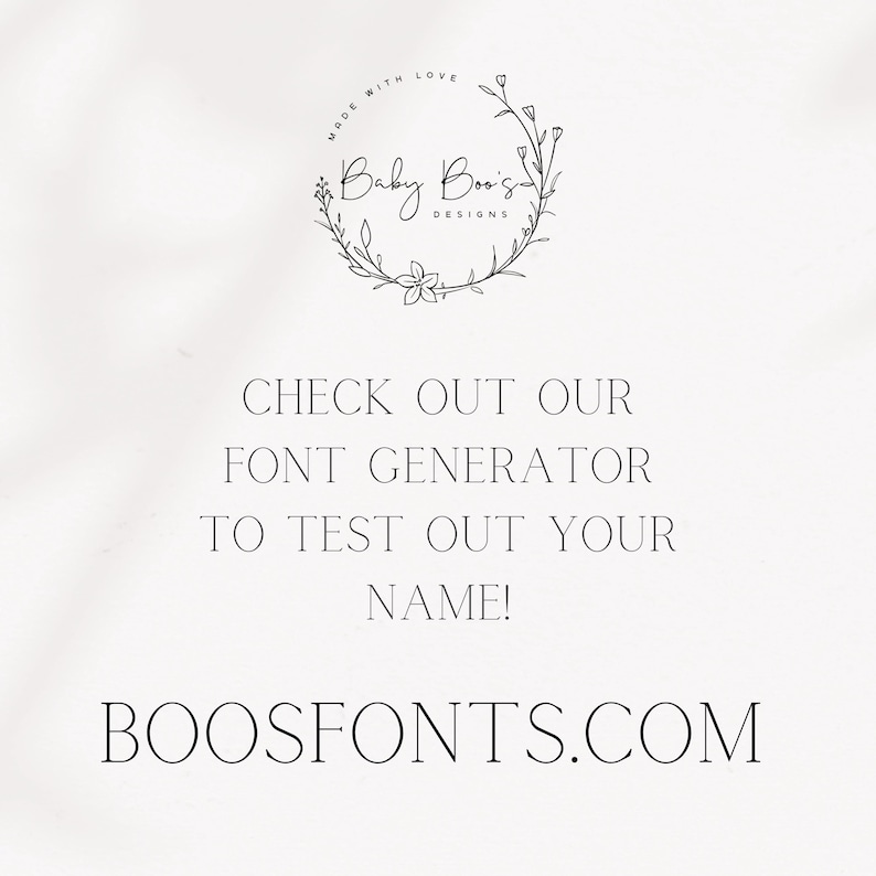Op de afbeelding: Witte achtergrond met tekst en een bloemenontwerp. De tekst luidt "CHECK OUT OUR FONT GENERATOR TO TEST OUT YOUR NAME!" en "BOOSFONTS.COM". Een cirkelvormig bloemenontwerp met de woorden "Baby Boos Designs" staat bovenaan.