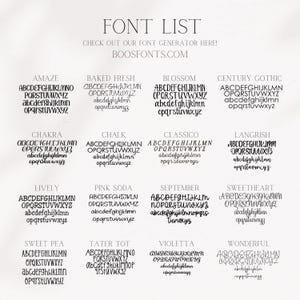 Op de afbeelding: Een afbeelding met de titel "FONT LIST" met een verscheidenheid aan lettertypen, met de website "BOOSFONTS.COM" weergegeven. De lettertypen omvatten "Amaze", "Baked Fresh", "Blossom" en "Century Gothic", die elk hoofdletters en kleine letters demonstreren.