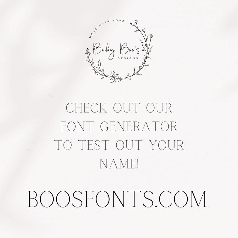 Może przedstawiać: Białe tło z tekstem i kwiatowym wzorem. Tekst brzmi "CHECK OUT OUR FONT GENERATOR TO TEST OUT YOUR NAME!" i "BOOSFONTS.COM". U g&oacute;ry znajduje się okrągły kwiatowy wz&oacute;r z tekstem "Baby Boos Designs".