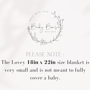 Może przedstawiać: Białe tło z tekstem i kwiatowym wieńcem. Tekst brzmi "MADE WITH LOVE" i "Baby Boois DESIGNS". Poniżej napisano: "PLEASE NOTE: Kocyk Lovey o wymiarach 45.7cm x 55.9cm jest bardzo mały i nie jest przeznaczony do pełnego okrycia dziecka."