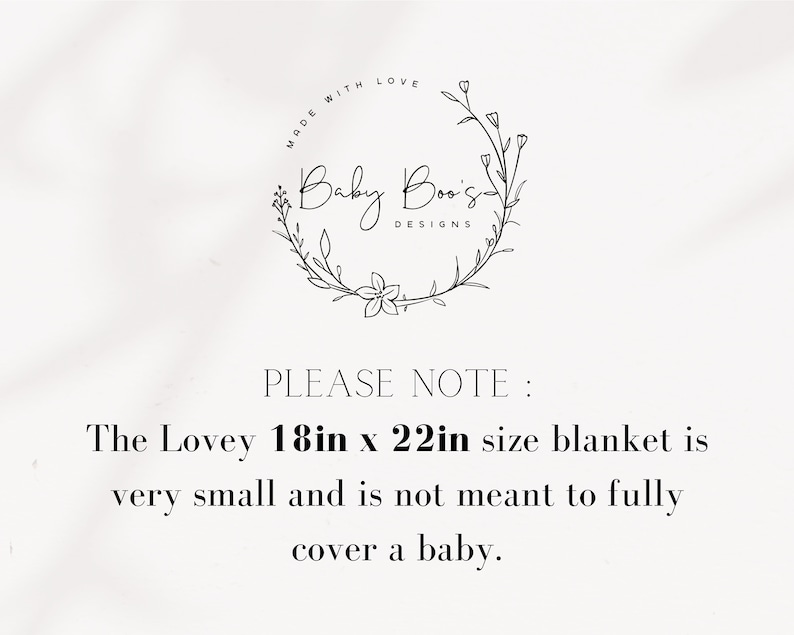 Może przedstawiać: Białe tło z tekstem i kwiatowym wieńcem. Tekst brzmi "MADE WITH LOVE" i "Baby Boois DESIGNS". Poniżej napisano: "PLEASE NOTE: Kocyk Lovey o wymiarach 45.7cm x 55.9cm jest bardzo mały i nie jest przeznaczony do pełnego okrycia dziecka."