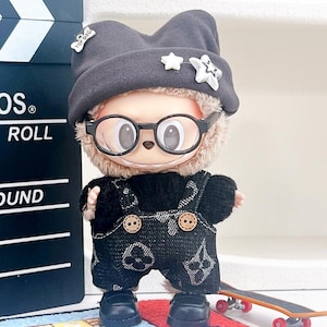 Stylish Labubu Plush Doll in Denim Overalls – Kawaii Collector’s Plush with Glasses, Beanie, Overalls, Sweater & Shoes