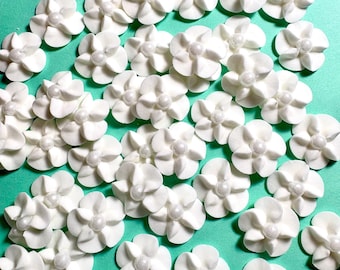 白いシュガーパールをセンターにした白いロイヤルアイシングフラワー（50個または100個）