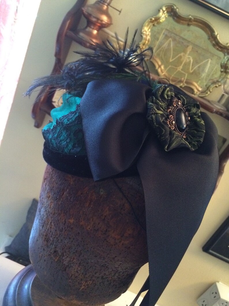 Absinthe Peacock perch hat