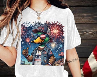 Imagem PNG de um pato-real para o 4 de julho | Sublimação patriótica de fogos de artifício dos EUA | Clipart de pato americano estiloso | Colete jeans da liberdade | Arquivo digital para o 4 de julho