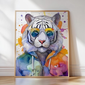 Könnte beinhalten: Ein Aquarellbild eines weißen Tigers, der eine Sonnenbrille und eine bunte Jacke trägt. Der Tiger schaut direkt auf den Betrachter. Der Hintergrund ist ein bunter Aquarell-Wasch.