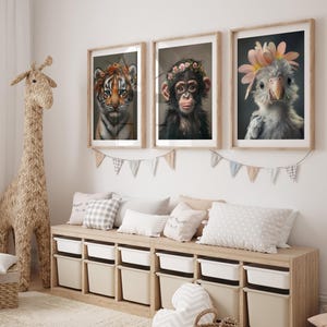 Póster de animales de la selva: tigre bebé, chimpancé y loro con coronas de flores para habitación infantil / Póster de Dezinbazar