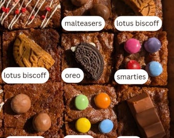 Może przedstawiać: Pudełko z dziewięcioma kwadratami brownie, każdy z nich przyozdobiony różnymi cukierkami. Brownie są oznaczone nazwami cukierków: Oreo, Kinder, Lotus Biscoff, Maltesers, Smarties i White choc & dried strawberries.