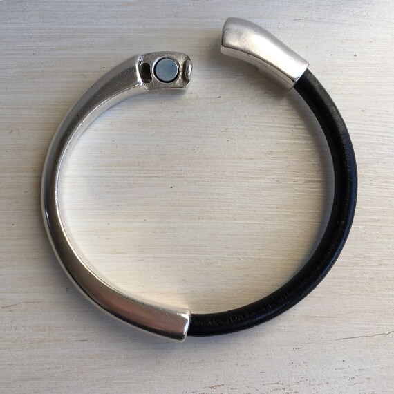 Gate Magnetic Bracelet - Medium Gate Magnetic Bracelet - Medium