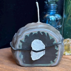 Geode-Inspired Black Agate Candle • Raw Quartz Crystal • Gift Ready Earthy Decor • Crystal Core Handmade Artisan Candle