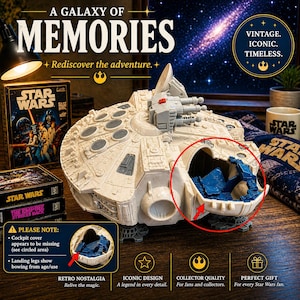 Könnte beinhalten: Ein detailliertes Modell des Millennium Falcon aus Star Wars, mit fehlender Cockpitabdeckung und blauem Innenraum. Das Bild enthält Star Wars-Merchandise und den Text "A Galaxy of Memories".
