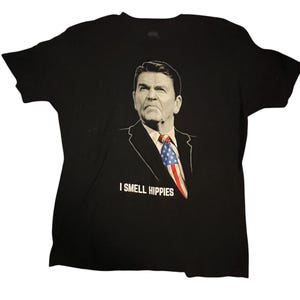 Camiseta negra estampada para hombre con el lema "Huelo a hippies" de Ronald Reagan, talla XL. imagen 1