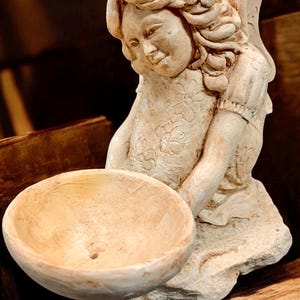 Fairycore Trävarelsefigur med skål Cottagecore Trädgårdsstaty Shabby Chic Fédekor Utomhus Fågelmatare Nyckfull Altare Älva Gåva