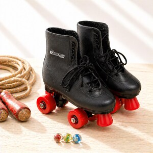 Puede incluir: Un par de patines negros con ruedas y cordones rojos. La palabra "Chicago" está en el lateral. Una cuerda para saltar y canicas están en el fondo. Los patines están sobre una superficie de madera.