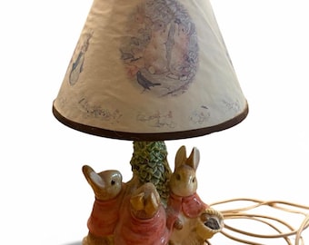 Lámpara de guardería vintage caprichosa de Peter Rabbit de Enesco / Decoración de cerámica inspirada en los libros de cuentos de Beatrix Potter / Luz para habitación infantil