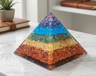 Zeven chakra-orgonietpiramide – handgemaakte energiebalancer met helende kristallen, meditatie en vastu-decor, 140 mm