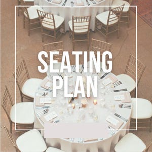 Peut inclure: Un plan de placement pour un mariage avec le texte "Our Wedding" et "Seating Plan" en blanc sur un fond brun clair. Le texte "Lucinda & James" est en bas de l'image. L'image montre une table ronde avec des nappes blanches et des chaises dorées.