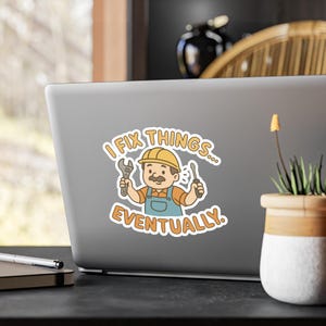 Naklejka winylowa: Zabawna naklejka „Naprawiam rzeczy w końcu”, naklejka na laptopa, cytat DIY do naprawy, humorystyczna naklejka na szybę samochodu, naklejka na skrzynkę narzędziową